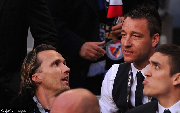 Đây là hình ảnh trong trận đấu ở Amsterdam, Terry ngồi xem trên khán đài. Năm ngoái, Terry cũng vắng mặt ở chung kết Champions League gặp Bayern Munich.